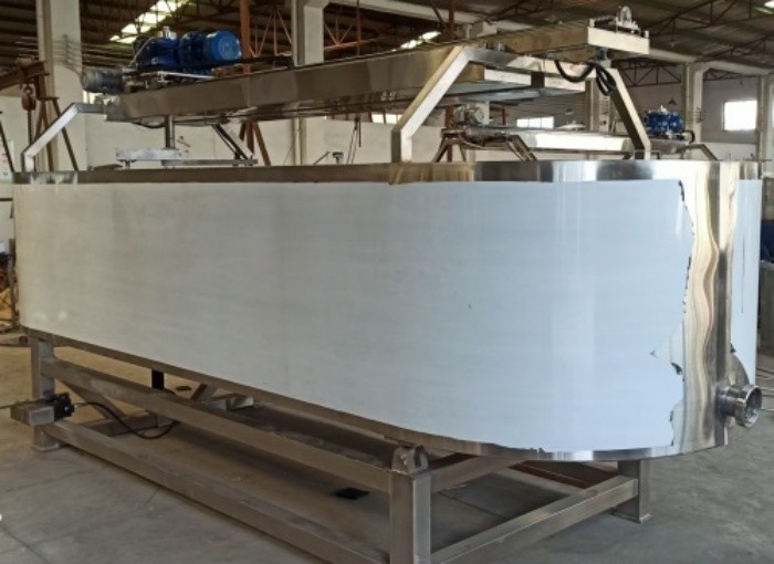 公司新增奶酪制作設(shè)備—不銹鋼奶酪槽、奶油摔打機(jī)